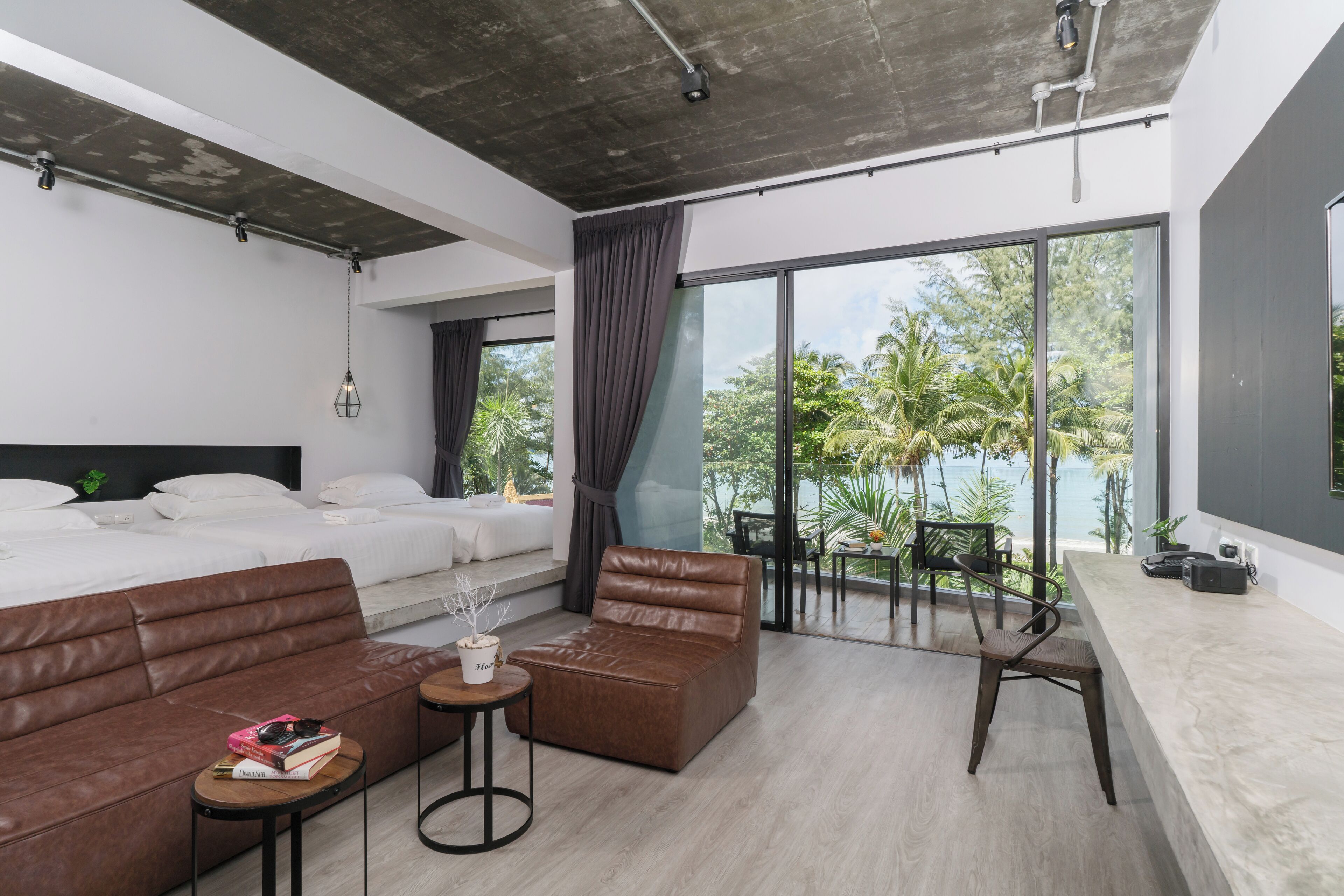 Frigobar, cofres nos quartos