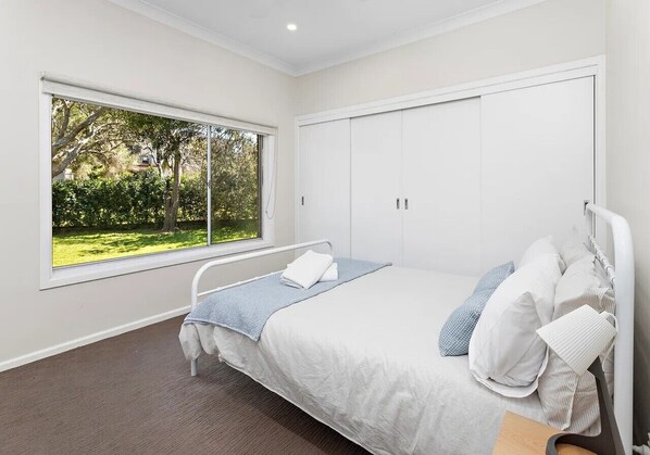 3 habitaciones, tabla de planchar con plancha, wifi y ropa de cama 