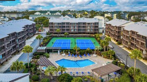 Utendørsbasseng og et oppvarmet basseng