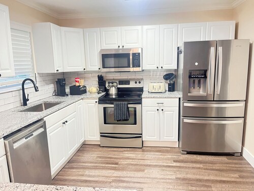 Cozy guest home on a .75 acre lot in Shreveport!