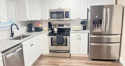 Cozy guest home on a .75 acre lot in Shreveport!