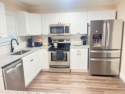 Cozy guest home on a .75 acre lot in Shreveport!