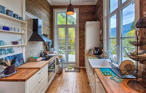 ثلاجة، فرن، موقد طهي مسطح، غسالة أطباق