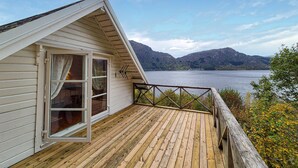 A wooden deck with a view of a lake and mountains. - Awesome home in Vaksdal with house sea view (Vaksdal)