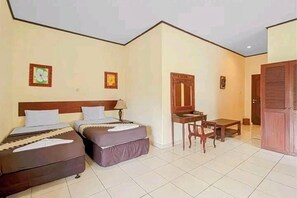 Luxury Twin Room, Balcony, River View | Desk, laptop workspace, free WiFi - GG House Happy Valley (Megamendung)