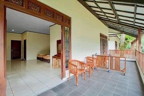 Luxury Twin Room, Balcony, River View | Terrace/patio - GG House Happy Valley (Megamendung)