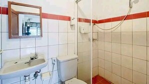 Chambre Familiale, balcon, vue jardin | Salle de bain