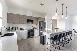 Mikrobølgeovn, ovn, kokeplater og oppvaskmaskin