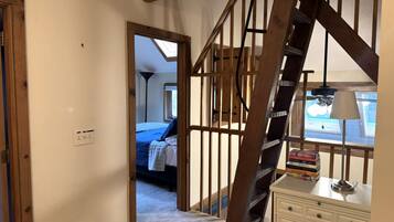 Een strijkplank/strijkijzer, wifi, beddengoed