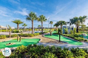 Property grounds - Spacious 9BR Storey Lake Resort Home w/ Private Pool, Spa & Free Club Access (Kissimmee)