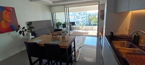 Interior - Modern 1 bedder with river views in West End (West End)