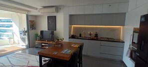 Fridge, microwave, oven, stovetop - Modern 1 bedder with river views in West End (West End)