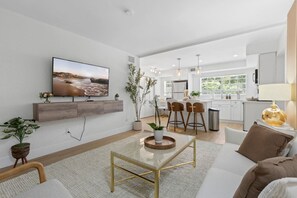 TV - Chic Stay | Crib + Parking | Great Location (Tampa)