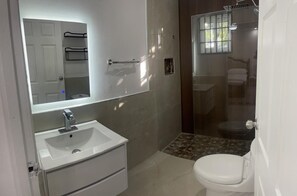 Hårføner, håndklær, såpe og toalettpapir