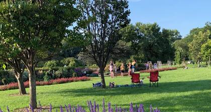 Cozy studio in prime Minneapolis Linden Hills location.