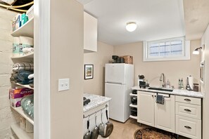 Private kitchen - Cozy studio in prime Minneapolis Linden Hills location. (Minneapolis)