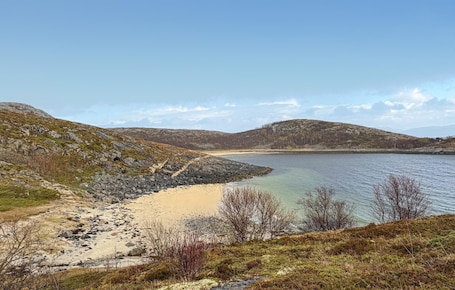 Beach nearby, fishing. Lovely home in Abelvær with WiFi