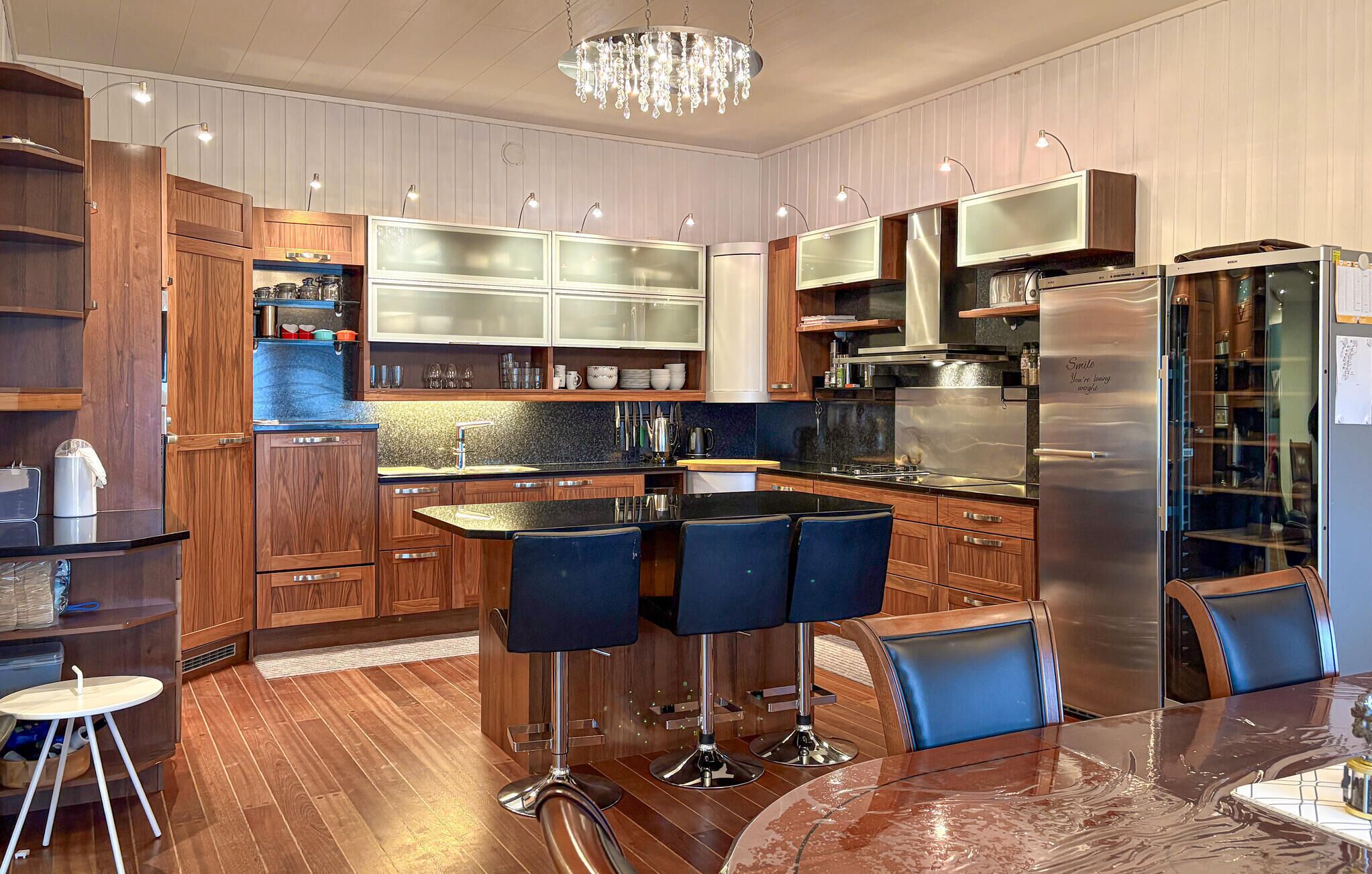 Refrigerador, parrilla de estufa, lavavajillas y cafetera y tetera 