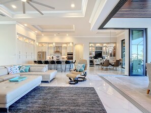 Smart TV, fireplace, books - Luxury, Heated Pool & Spa, Outdoor Kitchen, Kayaks, Gulf Access: Sun Seeker's Horizon (Cape Coral)