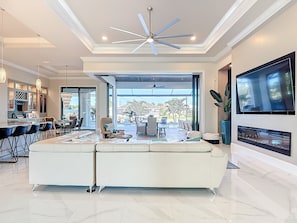Smart TV, lareira, livros