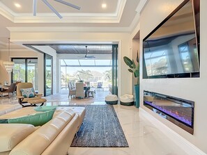 Smart TV, fireplace, books - Luxury, Heated Pool & Spa, Outdoor Kitchen, Kayaks, Gulf Access: Sun Seeker's Horizon (Cape Coral)