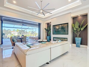 Smart TV, lareira, livros