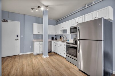 Downtown Cleveland Loft • Fireplace • Gym • Sauna • Free Parking