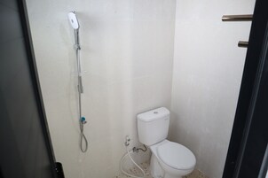 Deluxe Cabin, Mountain View | Bathroom | Shower, towels, soap, shampoo