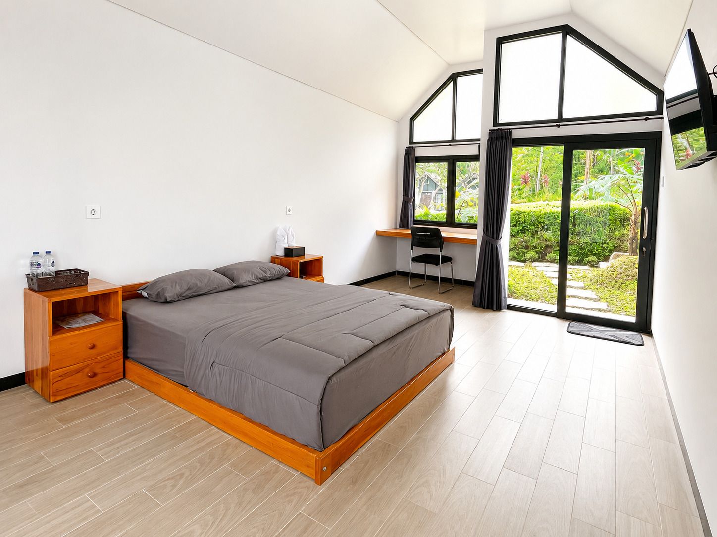 Deluxe Cabin, 1 Queen Bed, Private Pool | Laptop workspace, WiFi (free)