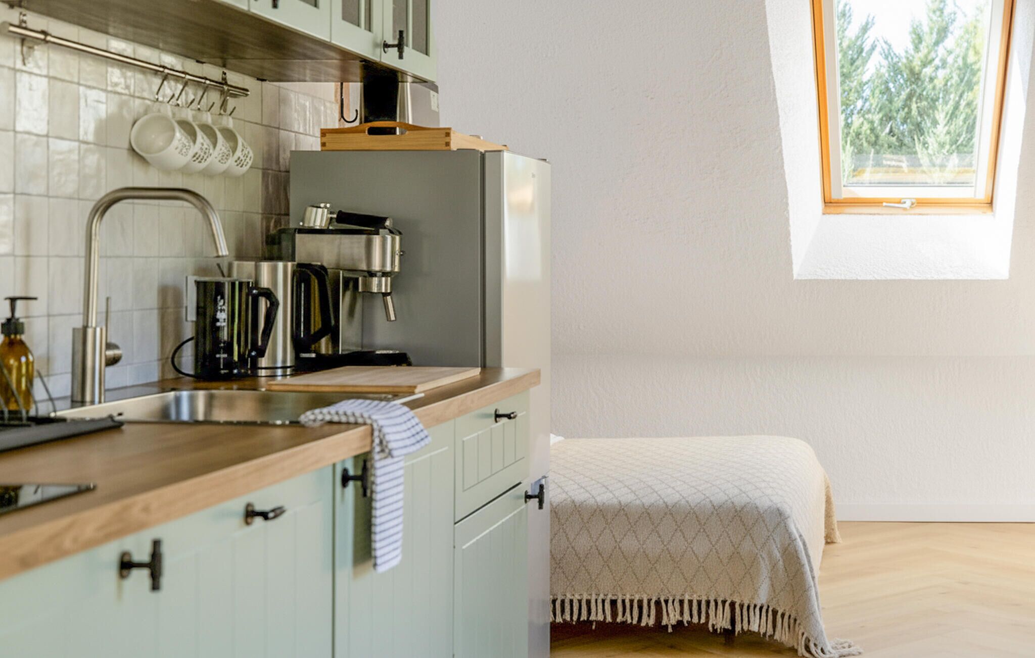 Fridge, stovetop, dishwasher, coffee/tea maker