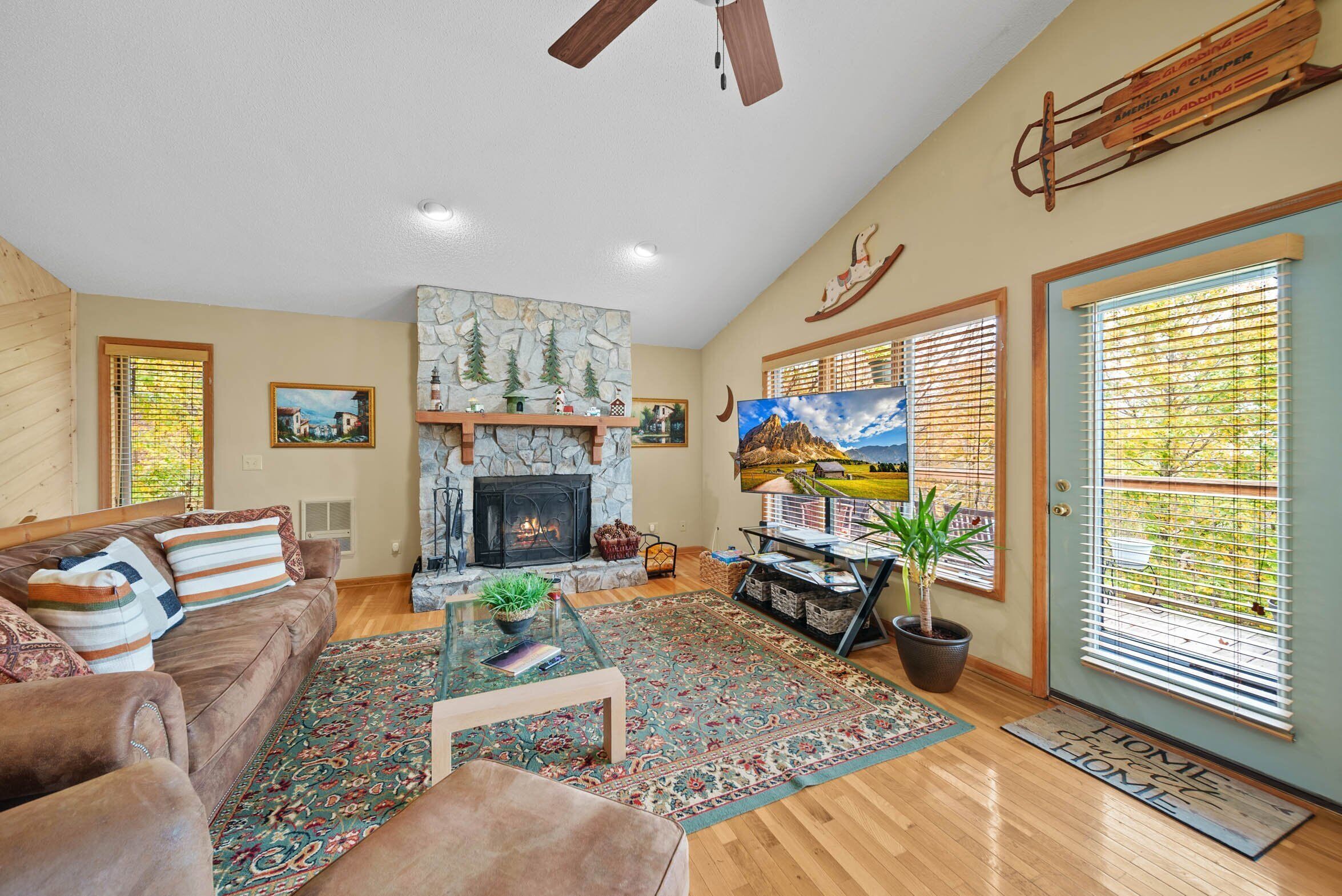 TV connectée, cheminée, baby-foot