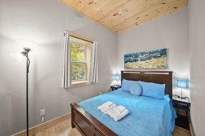 7 عدّة غرف نوم ومكتب وواي فاي مجانًا وملاءات أسرّة