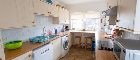 Kühlschrank, Mikrowelle, Ofen, Geschirrspüler