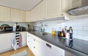 Réfrigérateur, four à micro-ondes, un four, surface de cuisson