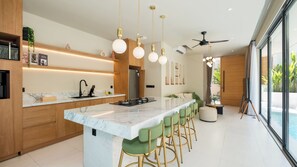 Villa Confort, piscina privada | Comedor