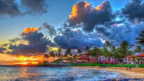 على الشاطئ، كراسي للتشمس، مناشف للشاطئ