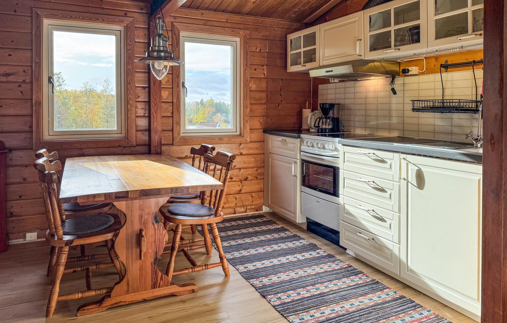 Kylskåp, spishäll och kaffe- och tebryggare