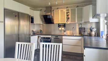 Frigorífico, horno, lavavajillas y cafetera o tetera