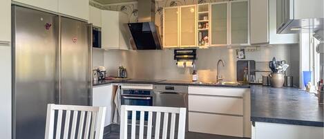 Geladeira, fogão, lava-louças, cafeteira/chaleira