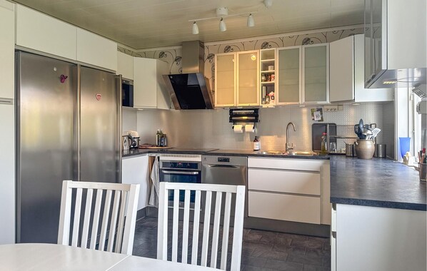 Réfrigérateur, four, lave-vaisselle, cafetière/bouilloire