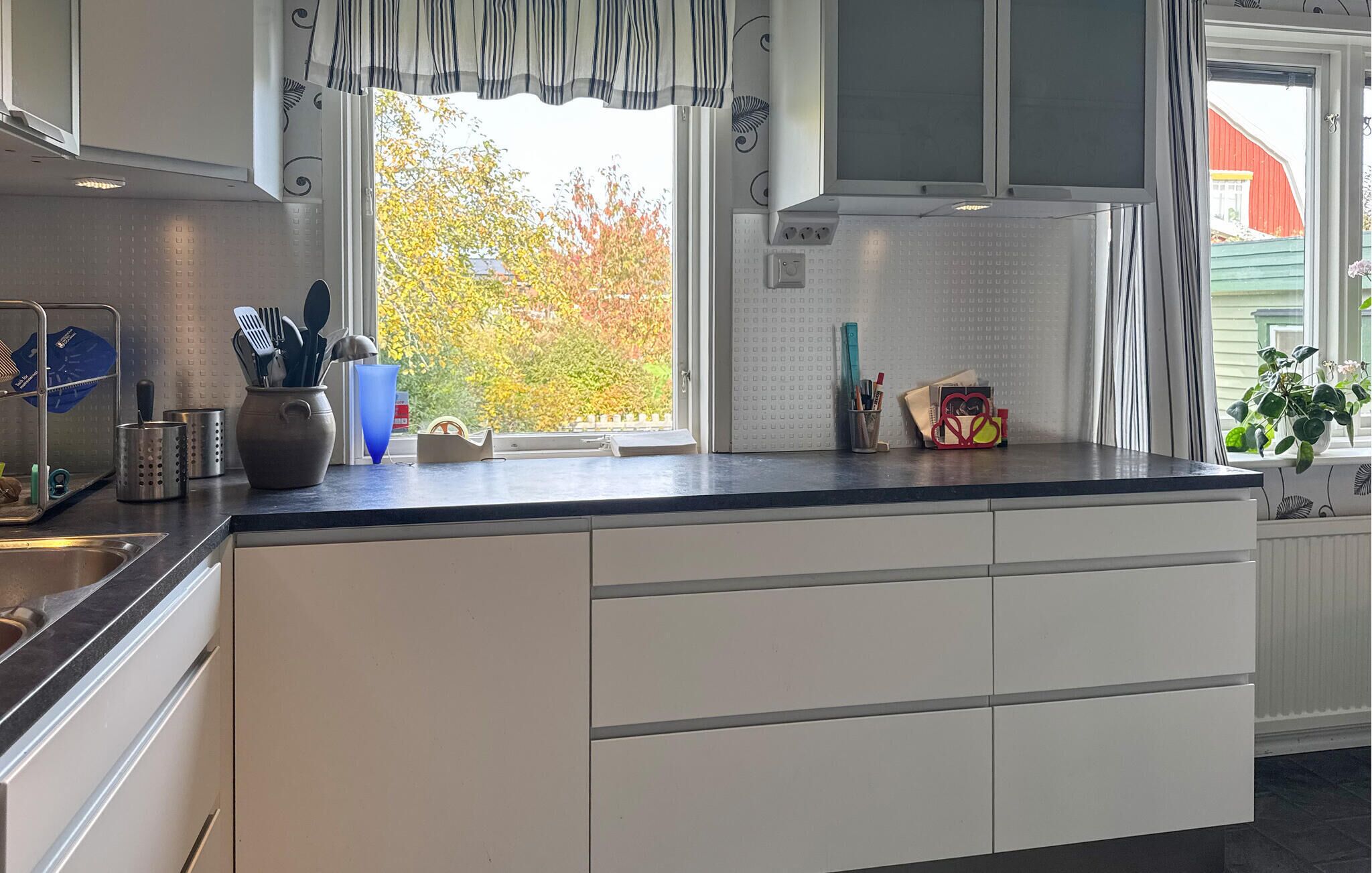 Réfrigérateur, four, lave-vaisselle, cafetière/bouilloire