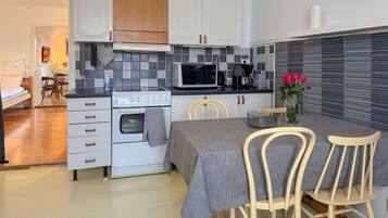 Fridge, stovetop, coffee/tea maker