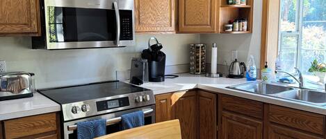 Microondas, horno, placa de cocina