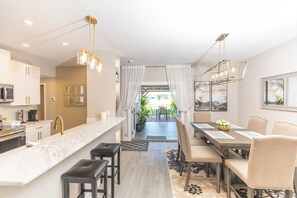 Microwave, dishwasher, coffee/tea maker, cookware/dishes/utensils - Lake Marlin Villa 2 (Port Charlotte)