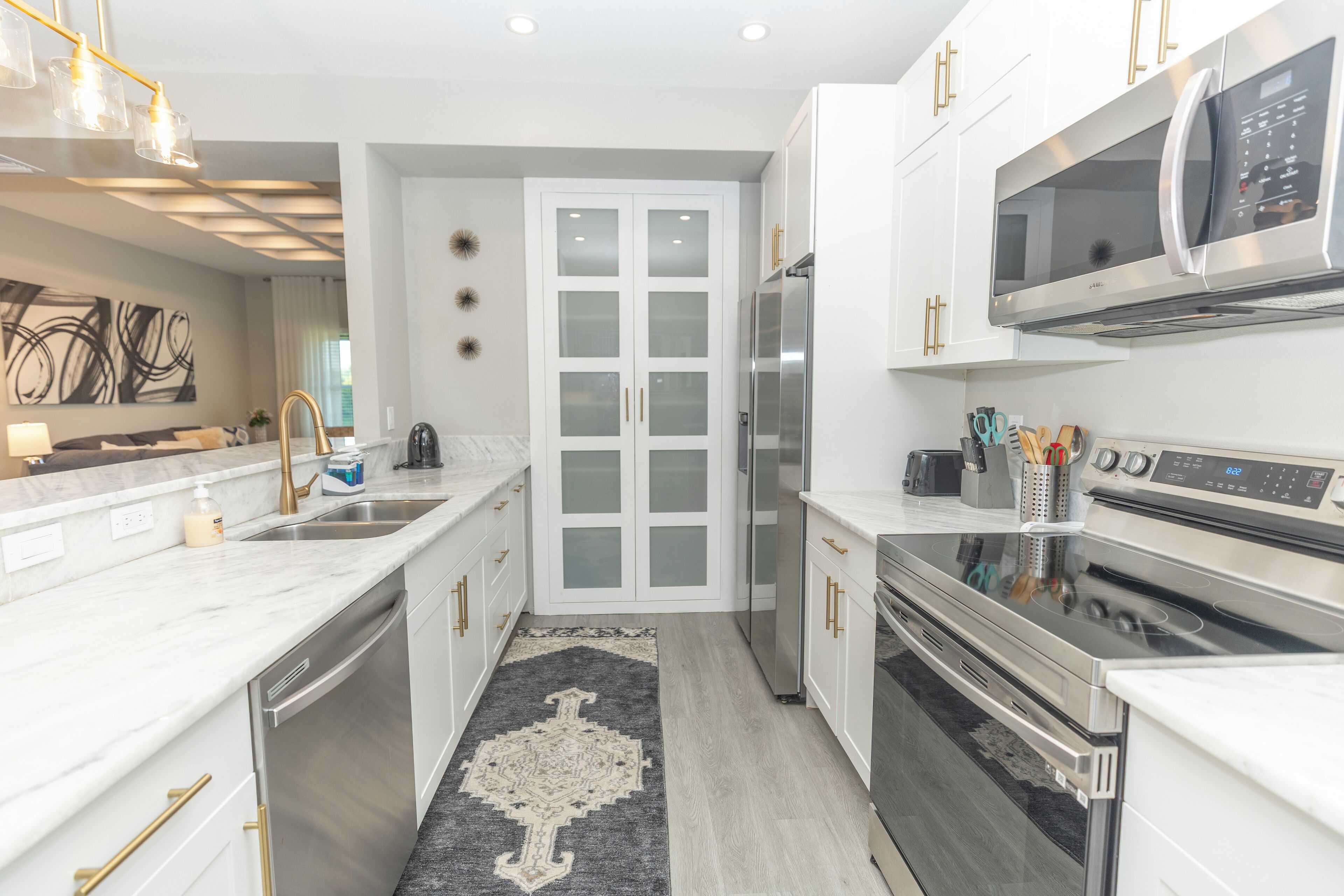 Mikrowelle, Geschirrspüler, Wasserkocher mit Kaffee-/Teezubehör