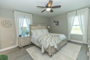 2 bedrooms, in-room safe, desk, iron/ironing board - Lake Marlin Villa 2 (Port Charlotte)