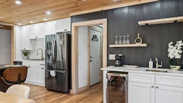 Microondas, horno, parrilla de estufa y lavavajillas