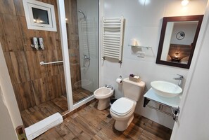 Apartamento conforto | Banheiro | Secador de cabelo, toalhas de banho, sabonete, shampoo