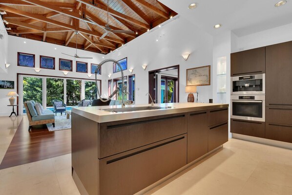 Fridge, microwave, oven, stovetop - Elegant Naples Escape | Waterfront Luxury Meets Tropical Tranquility (Naples)