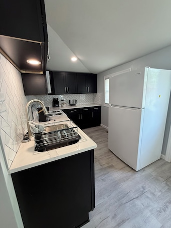 Private kitchen. Grand Lake Getaway
Cozy 2 - Bedroom Lake Retreat Near Grand Lake St. Marys